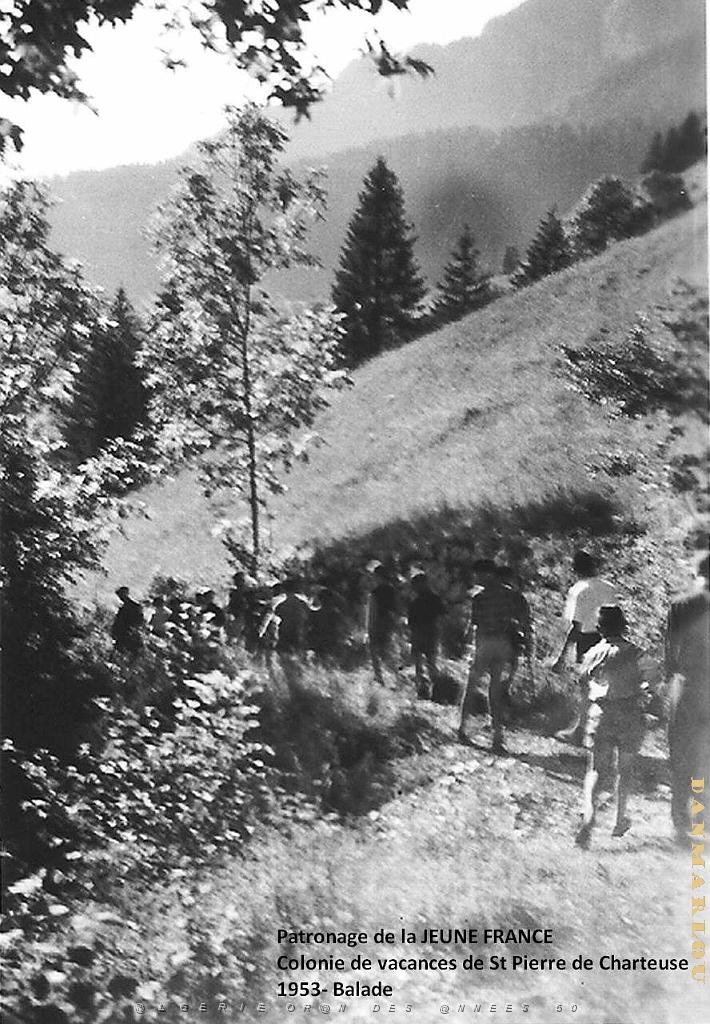 COLO JEUNE FRANCE 1953 troupe en balade.jpg